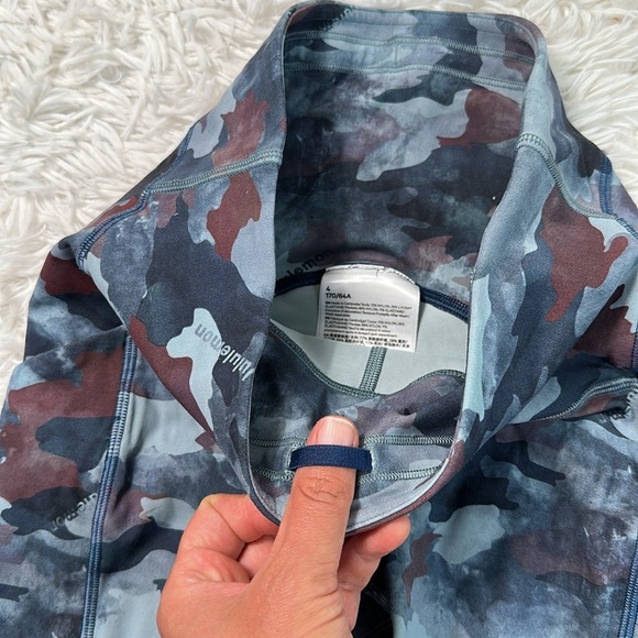 Lululemon Shorts camo with Pockets - Picture 3 of 5